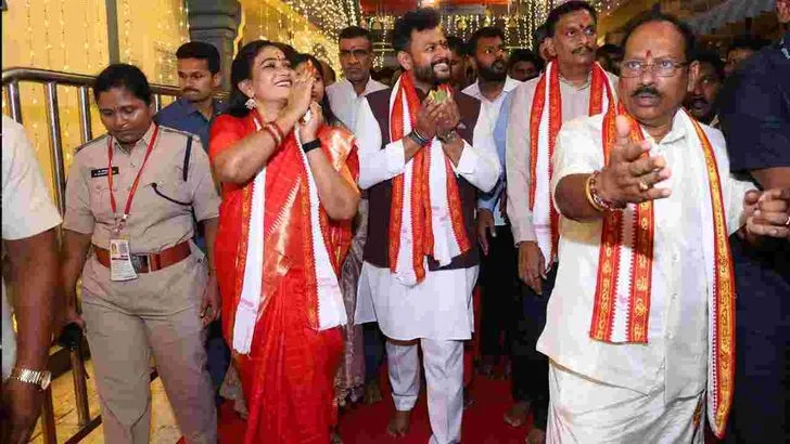 విజయవాడ కనకదుర్గమ్మను దర్శించుకున్న రామ్మోహన్, అనిత