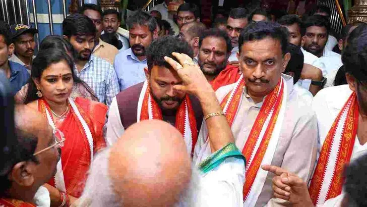 విజయవాడ కనకదుర్గమ్మను దర్శించుకున్న రామ్మోహన్, అనిత