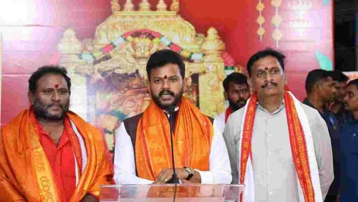 విజయవాడ కనకదుర్గమ్మను దర్శించుకున్న రామ్మోహన్, అనిత