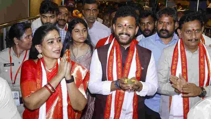 విజయవాడ కనకదుర్గమ్మను దర్శించుకున్న రామ్మోహన్, అనిత