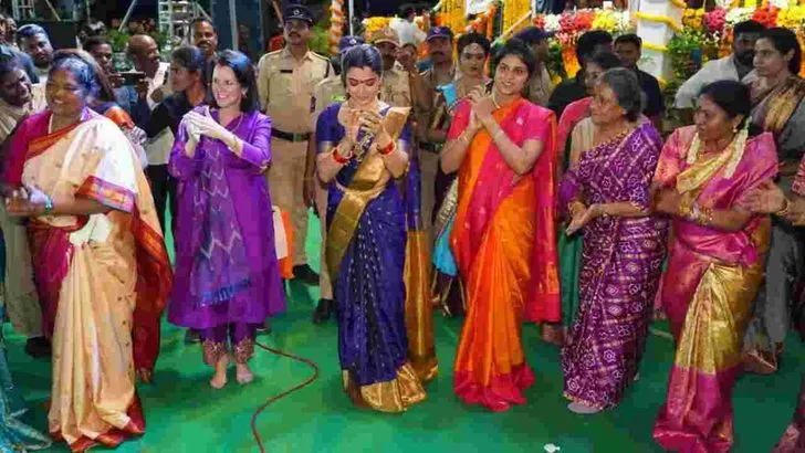 హైదరాబాద్ ట్యాంక్‌బండ్‌పై ఘనంగా సద్దుల బతుకమ్మ సంబరాలు.. ప్రత్యేక ఆకర్షణగా రష్మిక