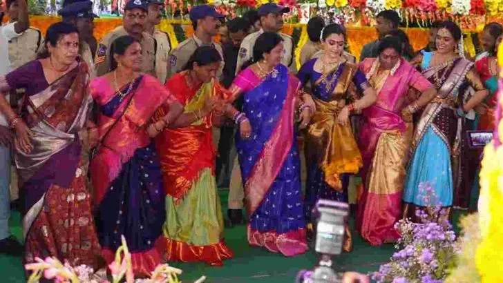 హైదరాబాద్ ట్యాంక్‌బండ్‌పై ఘనంగా సద్దుల బతుకమ్మ సంబరాలు.. ప్రత్యేక ఆకర్షణగా రష్మిక