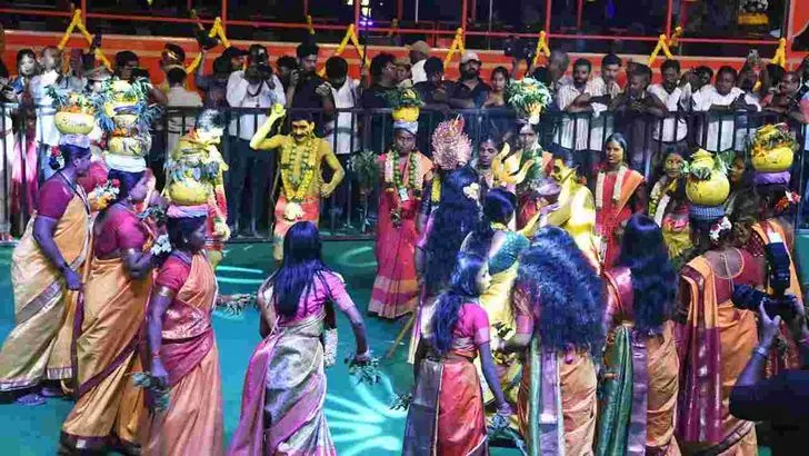 హైదరాబాద్ ట్యాంక్‌బండ్‌పై ఘనంగా సద్దుల బతుకమ్మ సంబరాలు.. ప్రత్యేక ఆకర్షణగా రష్మిక