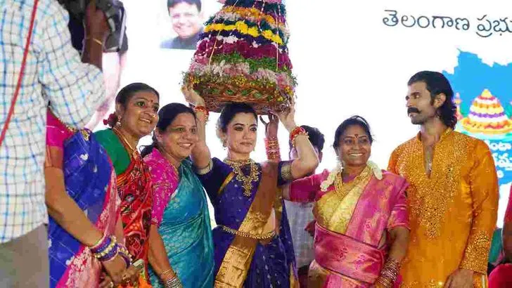 హైదరాబాద్ ట్యాంక్‌బండ్‌పై ఘనంగా సద్దుల బతుకమ్మ సంబరాలు.. ప్రత్యేక ఆకర్షణగా రష్మిక