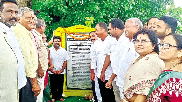  ప్రతి పల్లెకూ రోడ్డు లక్ష్యం