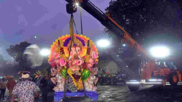 సందడిగా తెలుగు రాష్ట్రాల్లో గణేశ్ నిమజ్జనం..