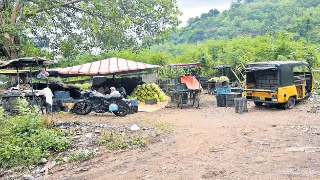 ట్రాఫిక్‌ ఇక్కట్లు పట్టవు... తొలగింపులు నచ్చవు