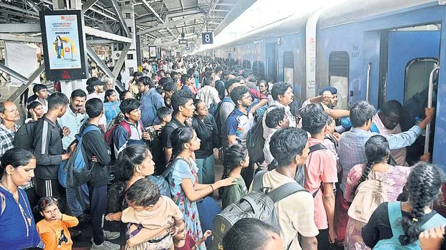 కిక్కిరిసిన రైళ్లు