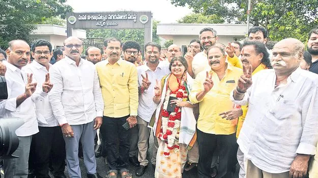 నామినేషన్ల వెల్లువ