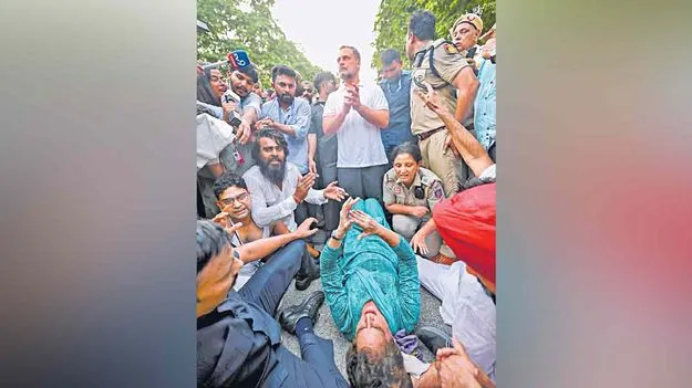 ఢిల్లీ.. దద్దరిల్లె..
