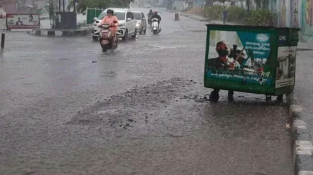 విశాఖలో భారీ వర్షం.. అప్రమత్తమైన యంత్రాంగం