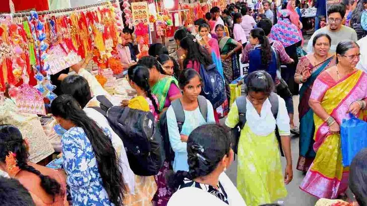 తెలంగాణలో మొదలైన రాఖీ పండగ సందడి..
