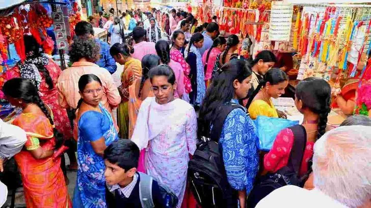తెలంగాణలో మొదలైన రాఖీ పండగ సందడి..