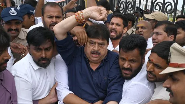 సెక్రటేరియట్‌ ముట్టడి ఉద్రిక్తం! 