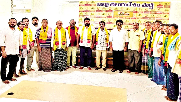 టీడీపీలో చేరిన 50 వైసీపీ కుటుంబాలు