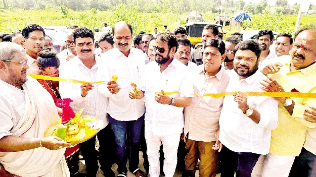 గ్రామాల అభివృద్ధే లక్ష్యం: ఎంపీ, ఎమ్మెల్యే