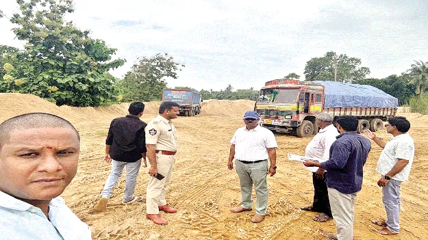  ఇసుక అక్రమ తవ్వకాలపై దాడులు