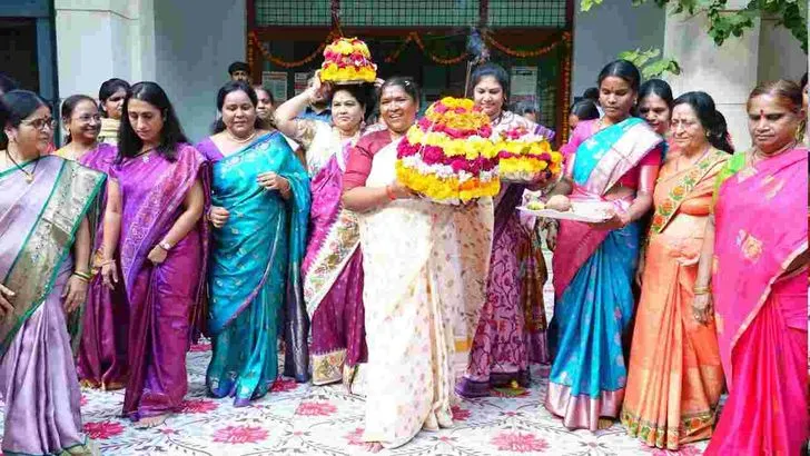 హైదరాబాద్‌లో బతుకమ్మ వేడుకల్లో పాల్గొన్న మంత్రి సీతక్క