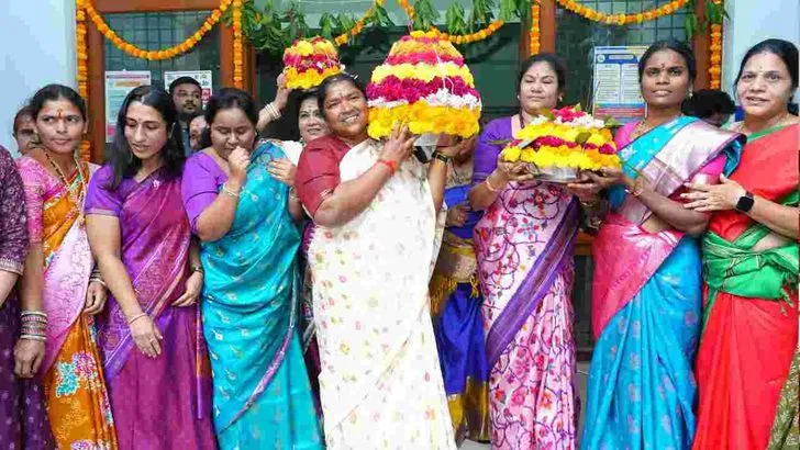 హైదరాబాద్‌లో బతుకమ్మ వేడుకల్లో పాల్గొన్న మంత్రి సీతక్క