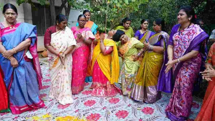 హైదరాబాద్‌లో బతుకమ్మ వేడుకల్లో పాల్గొన్న మంత్రి సీతక్క
