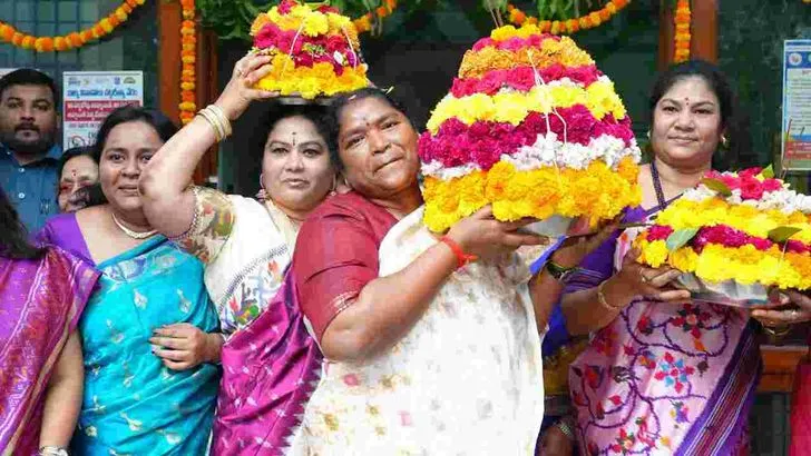 హైదరాబాద్‌లో బతుకమ్మ వేడుకల్లో పాల్గొన్న మంత్రి సీతక్క