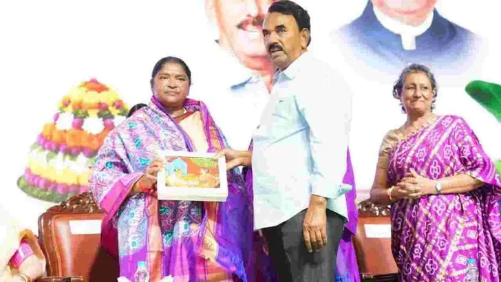 హైదరాబాద్ ట్యాంక్‌బండ్‌పై ఘనంగా సద్దుల బతుకమ్మ సంబరాలు.. ప్రత్యేక ఆకర్షణగా రష్మిక