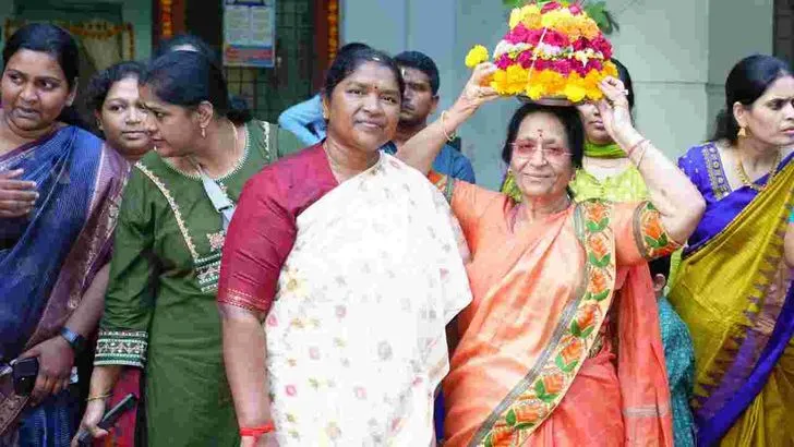 హైదరాబాద్‌లో బతుకమ్మ వేడుకల్లో పాల్గొన్న మంత్రి సీతక్క