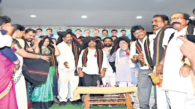 పెంపకందారులు జీవాలకు బీమా చేయించుకోవాలి