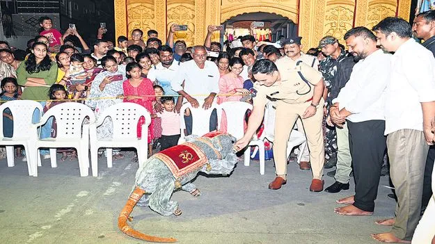 అలరిస్తున్న రోబో మూషికం