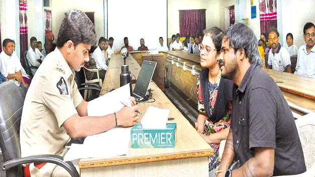 ఉద్యోగం ఇప్పిస్తామని చెప్పి మోసం