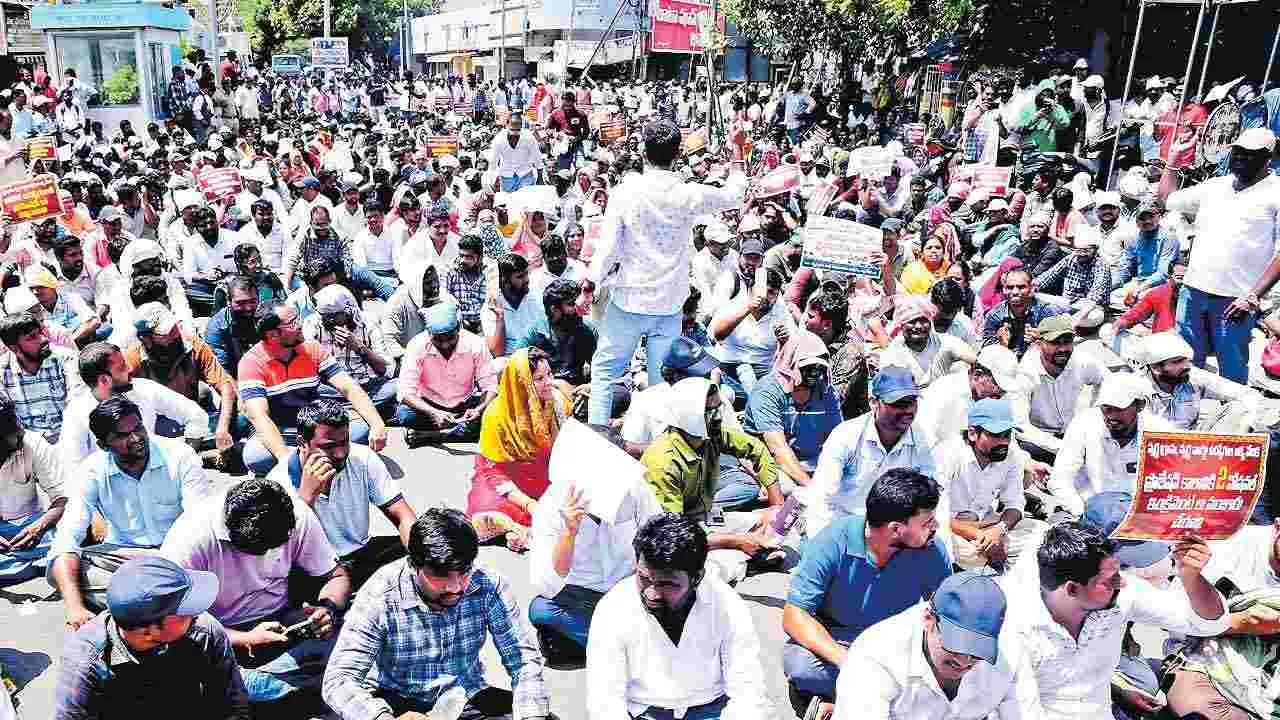 స్వర్ణవార్డు ఉద్యోగులకు పదోన్నతులు