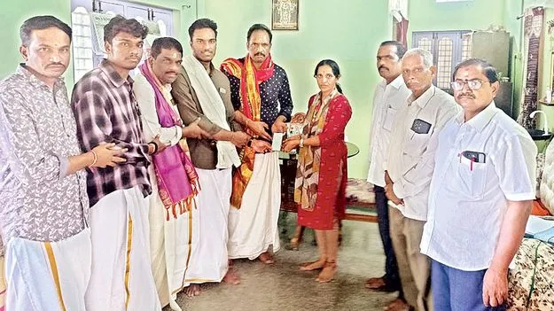 ఈరన్నస్వామికి వెండి విరాళం