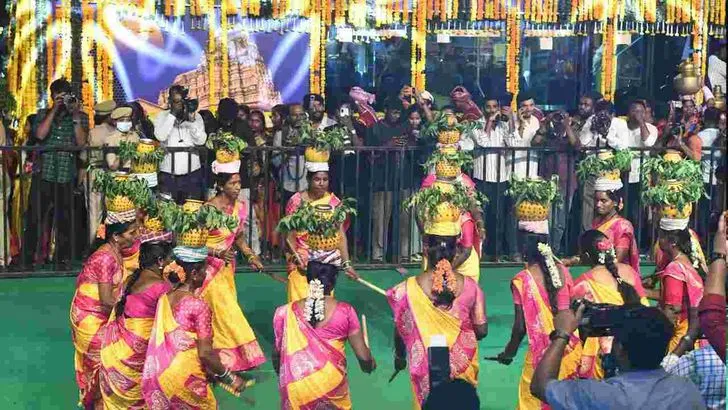 హైదరాబాద్ ట్యాంక్‌బండ్‌పై ఘనంగా సద్దుల బతుకమ్మ సంబరాలు.. ప్రత్యేక ఆకర్షణగా రష్మిక