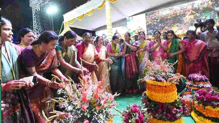 హైదరాబాద్ ట్యాంక్‌బండ్‌పై ఘనంగా సద్దుల బతుకమ్మ సంబరాలు.. ప్రత్యేక ఆకర్షణగా రష్మిక