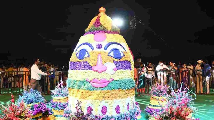 హైదరాబాద్ ట్యాంక్‌బండ్‌పై ఘనంగా సద్దుల బతుకమ్మ సంబరాలు.. ప్రత్యేక ఆకర్షణగా రష్మిక