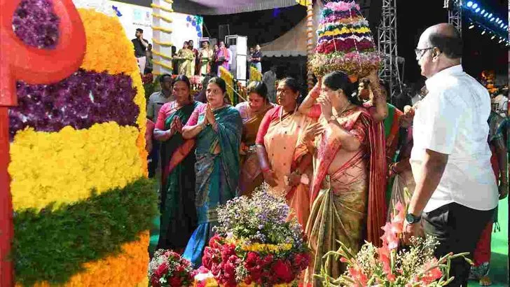 హైదరాబాద్ ట్యాంక్‌బండ్‌పై ఘనంగా సద్దుల బతుకమ్మ సంబరాలు.. ప్రత్యేక ఆకర్షణగా రష్మిక
