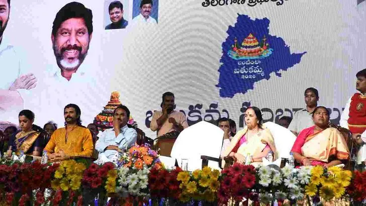 హైదరాబాద్ ట్యాంక్‌బండ్‌పై ఘనంగా సద్దుల బతుకమ్మ సంబరాలు.. ప్రత్యేక ఆకర్షణగా రష్మిక