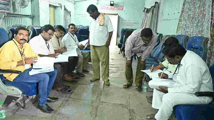 గుర్తింపు సంఘం ఎన్నికల పోలింగ్.. ఓటు హక్కు వినియోగించుకుంటున్న ఆర్టీసీ కార్మికులు