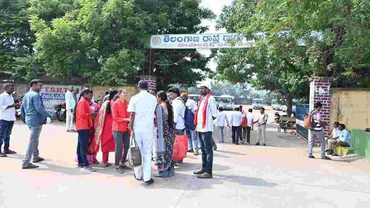 గుర్తింపు సంఘం ఎన్నికల పోలింగ్.. ఓటు హక్కు వినియోగించుకుంటున్న ఆర్టీసీ కార్మికులు