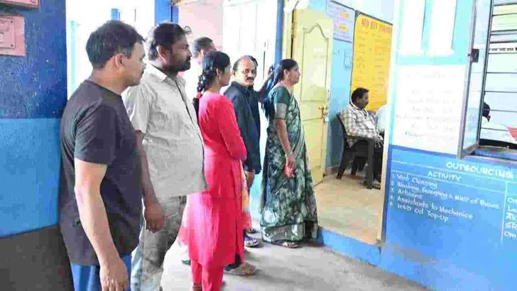 గుర్తింపు సంఘం ఎన్నికల పోలింగ్.. ఓటు హక్కు వినియోగించుకుంటున్న ఆర్టీసీ కార్మికులు