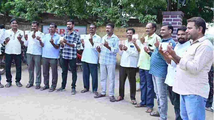 గుర్తింపు సంఘం ఎన్నికల పోలింగ్.. ఓటు హక్కు వినియోగించుకుంటున్న ఆర్టీసీ కార్మికులు