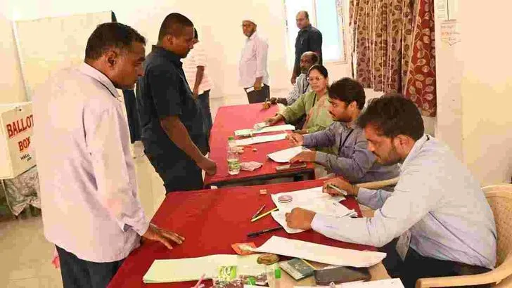 గుర్తింపు సంఘం ఎన్నికల పోలింగ్.. ఓటు హక్కు వినియోగించుకుంటున్న ఆర్టీసీ కార్మికులు