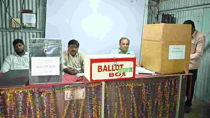 గుర్తింపు సంఘం ఎన్నికల పోలింగ్.. ఓటు హక్కు వినియోగించుకుంటున్న ఆర్టీసీ కార్మికులు