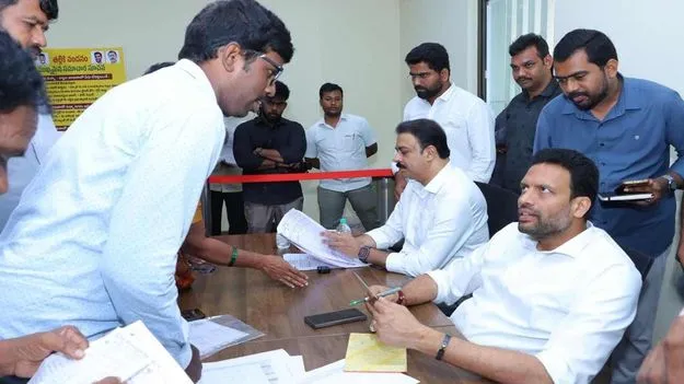 ప్రజా సమస్యల పరిష్కారానికి ప్రభుత్వం చిత్తశుద్ధితో పనిచేస్తోంది: భరత్, మోహన కృష్ణ
