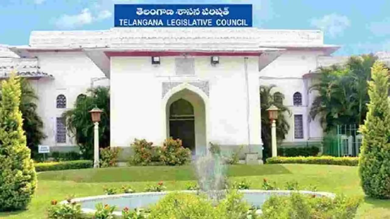 శాసన మండలి నుంచి బీఆర్ఎస్ సభ్యుల వాకౌట్