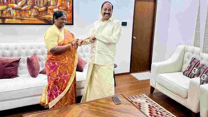 రాఖీ పౌర్ణమి సందర్భంగా మంత్రి తుమ్మల నాగేశ్వరరావుకు రాఖీ కట్టిన సీతక్క