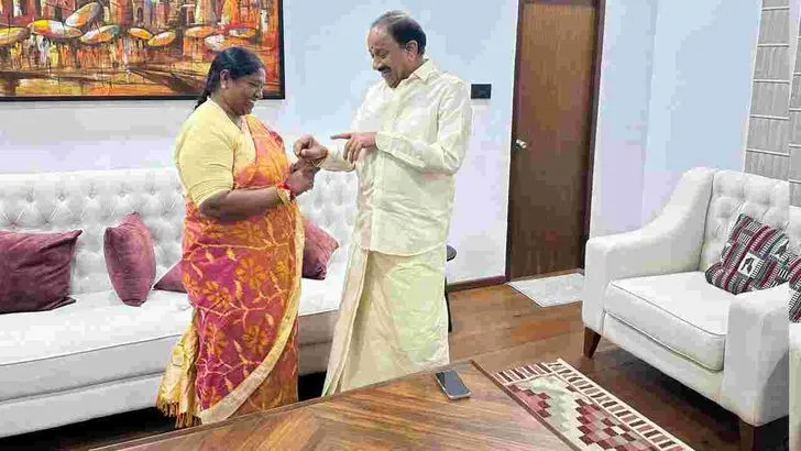 రాఖీ పౌర్ణమి సందర్భంగా మంత్రి తుమ్మల నాగేశ్వరరావుకు రాఖీ కట్టిన సీతక్క