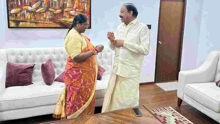 రాఖీ పౌర్ణమి సందర్భంగా మంత్రి తుమ్మల నాగేశ్వరరావుకు రాఖీ కట్టిన సీతక్క