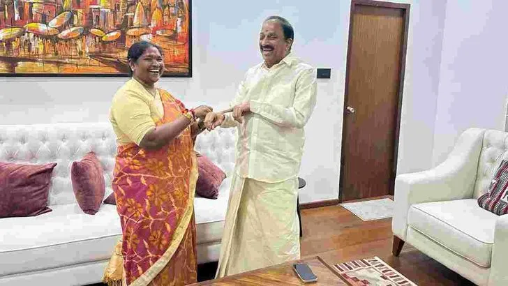రాఖీ పౌర్ణమి సందర్భంగా మంత్రి తుమ్మల నాగేశ్వరరావుకు రాఖీ కట్టిన సీతక్క