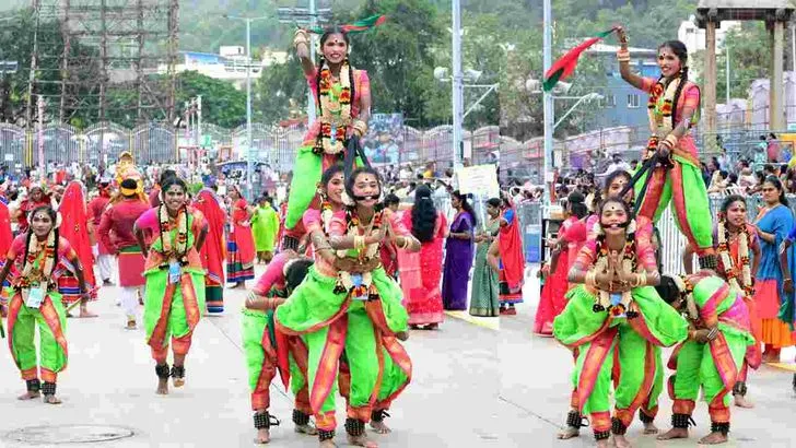 తిరుమలలో సూర్యప్రభ వాహనంపై మలయప్పస్వామి దివ్యదర్శనం